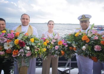 Conmemoran el 32 Aniversario de la Cruz de la Bahía en Isla Mujeres