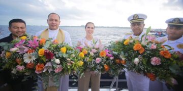 Conmemoran el 32 Aniversario de la Cruz de la Bahía en Isla Mujeres