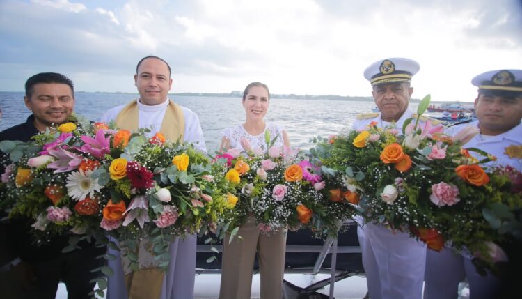 Conmemoran el 32 Aniversario de la Cruz de la Bahía en Isla Mujeres