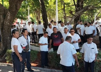 Efectúan taxistas de Cancún manifestación con aire electoral