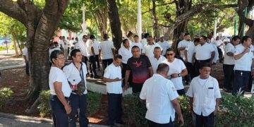 Efectúan taxistas de Cancún manifestación con aire electoral