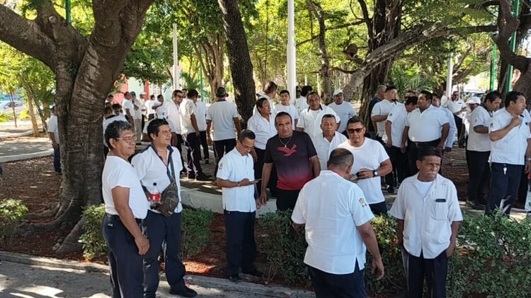 Efectúan taxistas de Cancún manifestación con aire electoral