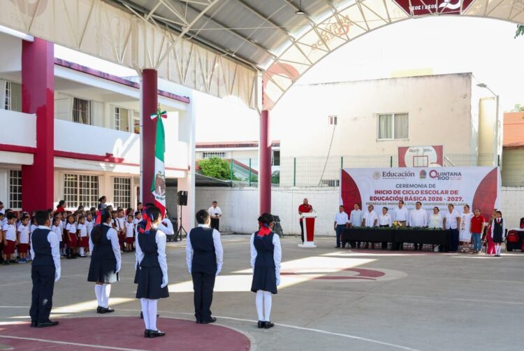 Gobierno de Estefanía Mercado acompaña a estudiantes en regreso a clases en Playa del Carmen
