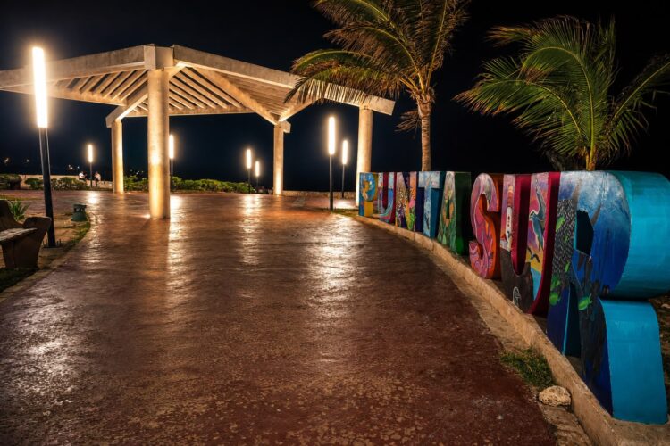 Gobierno de Isla Mujeres concluye instalación de nuevas luminarias en Punta Sur