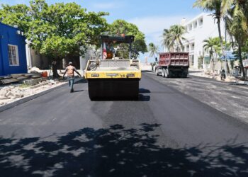 Gobierno de Isla Mujeres pavimenta acceso a la Casa de la Cultura y Malecón Oriente