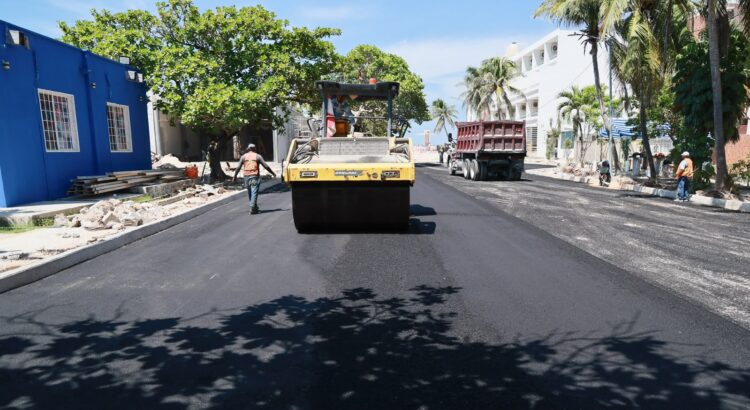 Gobierno de Isla Mujeres pavimenta acceso a la Casa de la Cultura y Malecón Oriente