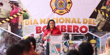 Héroes de Puerto Morelos; reconocen entrega de bomberos