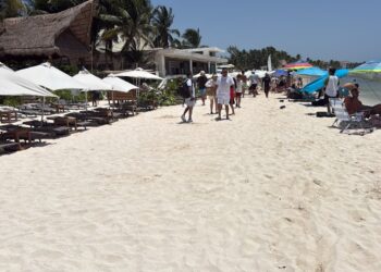 Ordena Estefanía Mercado retiro de camastros de club de playa que cerró arenales a playenses y turistas