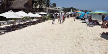 Ordena Estefanía Mercado retiro de camastros de club de playa que cerró arenales a playenses y turistas