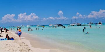 Playas de Isla Mujeres se mantienen limpias, ordenadas y libres de sargazo durante el verano