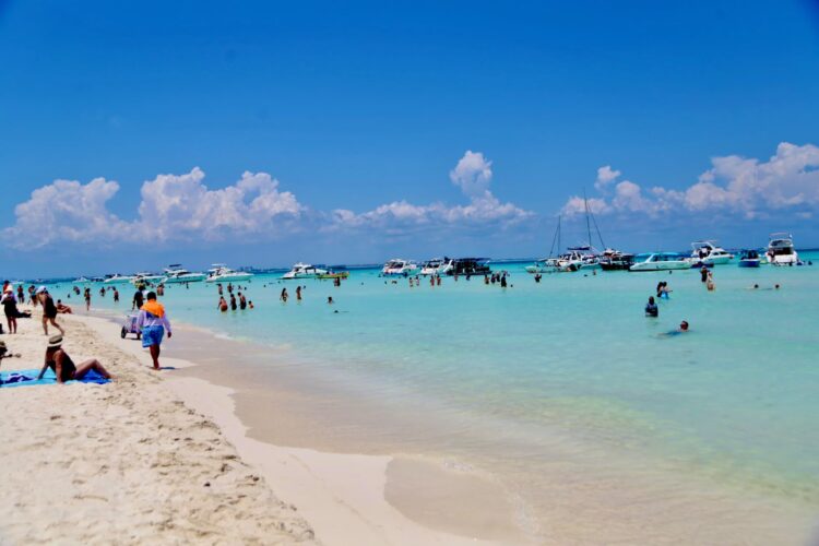 Playas de Isla Mujeres se mantienen limpias, ordenadas y libres de sargazo durante el verano