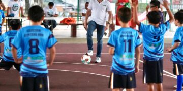 Renán Sánchez Tajonar entrega uniformes al Selectivo Municipal Sub-10 de futbol de Cozumel