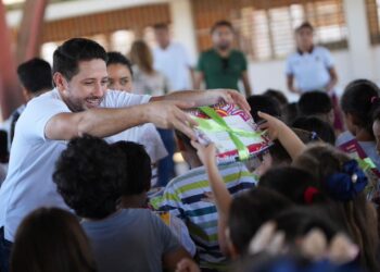 Renán Sánchez lanza programa de entrega de kits de libretas para estudiantes cozumeleños