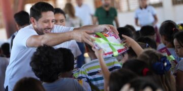 Renán Sánchez lanza programa de entrega de kits de libretas para estudiantes cozumeleños