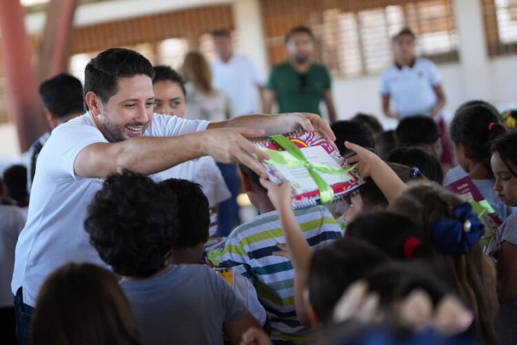 Renán Sánchez lanza programa de entrega de kits de libretas para estudiantes cozumeleños