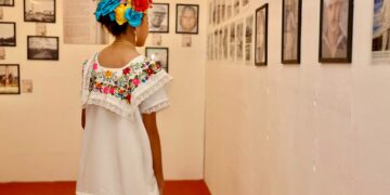 Gobierno de Isla Mujeres invita a disfrutar de la exposición “Luz a Través del Tiempo” y las tradicionales Casitas de Madera
