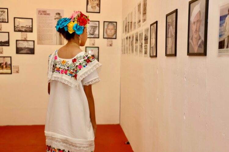 Gobierno de Isla Mujeres invita a disfrutar de la exposición “Luz a Través del Tiempo” y las tradicionales Casitas de Madera