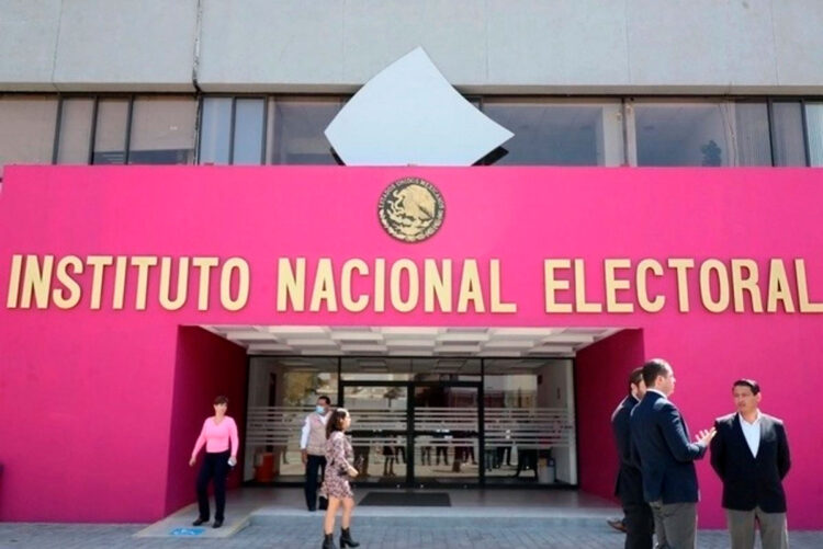 Listas en nueve días; INE acelera expedición de credenciales