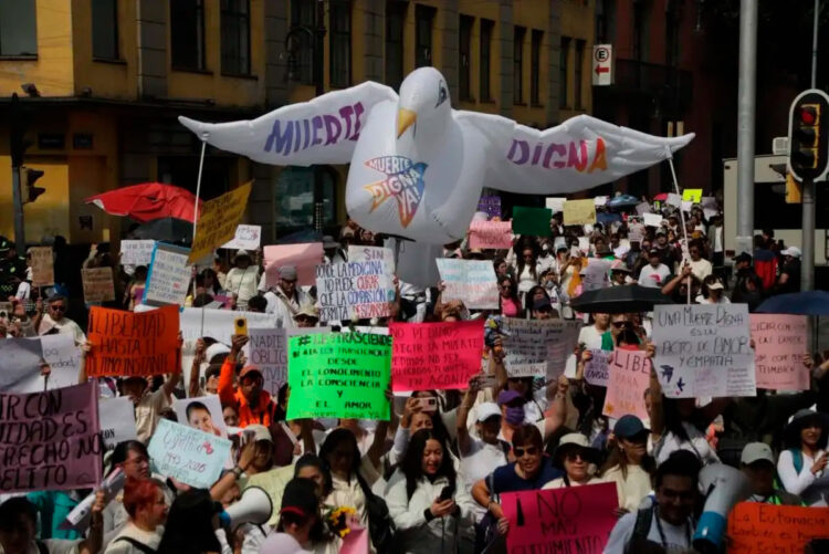 Pacientes incurables encabezan la primera marcha por la legalización de la eutanasia