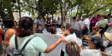 Playenses acuden a audiencia con CFE, luego de dos días de bloqueos
