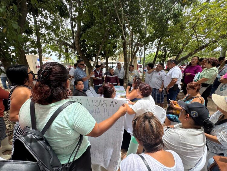 Playenses acuden a audiencia con CFE, luego de dos días de bloqueos