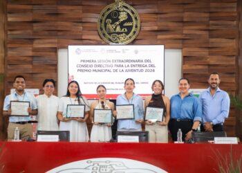 Reconocimiento al talento; Estefanía Mercado premia jóvenes destacables