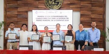Reconocimiento al talento; Estefanía Mercado premia jóvenes destacables