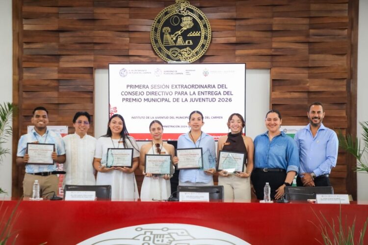 Reconocimiento al talento; Estefanía Mercado premia jóvenes destacables