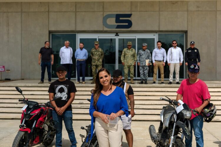 Recuperan su patrimonio; Mara Lezama entrega autos recuperados a sus dueños