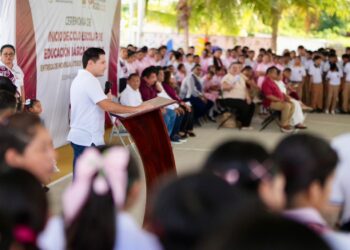 Renán Sánchez Tajonar acompaña a estudiantes en el ciclo escolar
