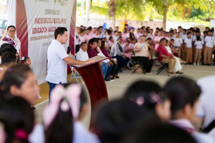 Renán Sánchez Tajonar acompaña a estudiantes en el ciclo escolar