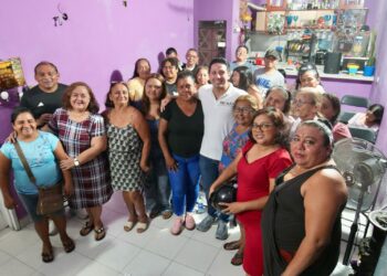 Cerca de la gente; Renán Sánchez atiende a vecinos de la colonia 10 de Abril en Cozumel