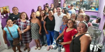 Cerca de la gente; Renán Sánchez atiende a vecinos de la colonia 10 de Abril en Cozumel