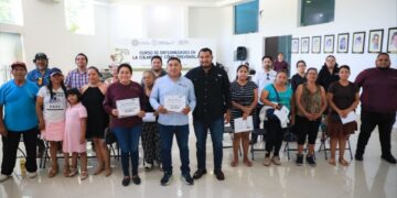 Respaldo al campo; Estefanía Mercado transforma el sector apícola con talleres y herramientas