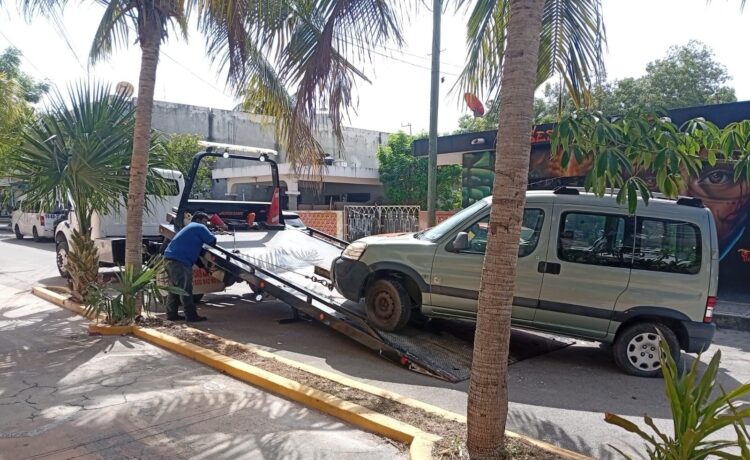Suman 2 mil 864 vehículos retirados de la vía pública en Playa del Carmen