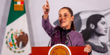 Una sola bandera; Sheinbaum frena la doble nacionalidad para aspirantes a cargos públicos