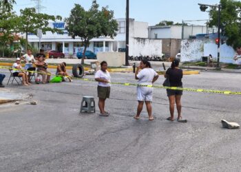 Vuelven a bloquear avenida en la colonia El Fundador de Playa del Carmen por fallas de CFE