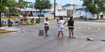 Vuelven a bloquear avenida en la colonia El Fundador de Playa del Carmen por fallas de CFE