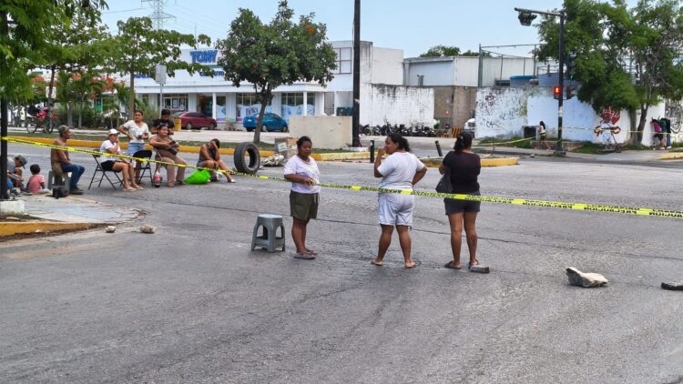 Vuelven a bloquear avenida en la colonia El Fundador de Playa del Carmen por fallas de CFE