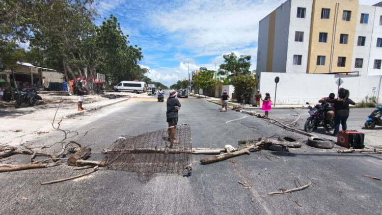 Protestas y bloqueos en Playa del Carmen por fallas de la CFE