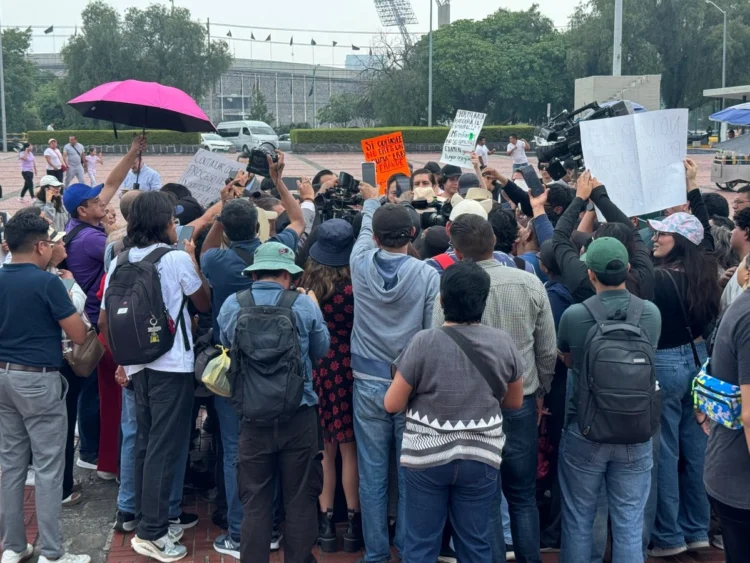 Jóvenes que fueron seleccionados por la UNAM marcharán contra nuevo examen