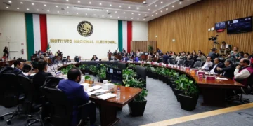 Critica consejera del INE a productora de nueva credencial para votar