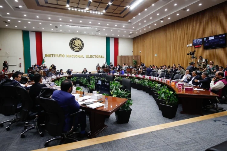 Critica consejera del INE a productora de nueva credencial para votar
