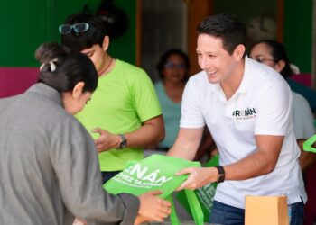 ¡Exito total!; Familias abarrotan entrega de útiles de Renán Sánchez Tajonar