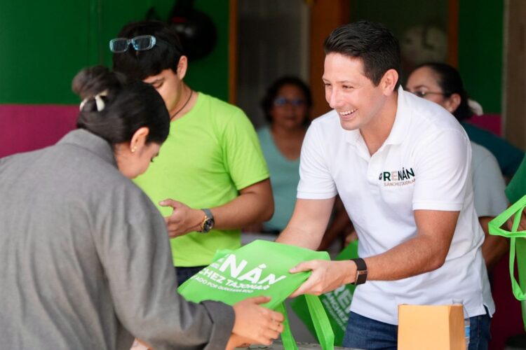 ¡Exito total!; Familias abarrotan entrega de útiles de Renán Sánchez Tajonar