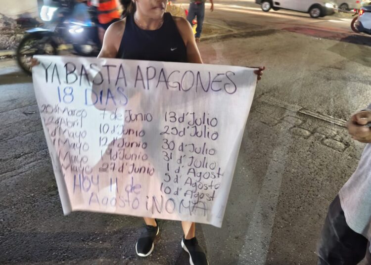 ¡Sin luz y molestos!; Playenses vuelven a bloquear Av. Constituyentes