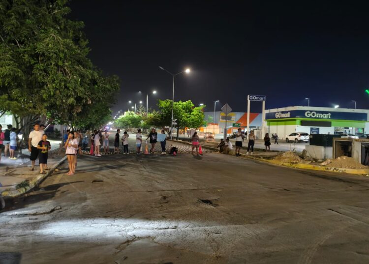 ¡Sin luz y molestos!; Playenses vuelven a bloquear Av. Constituyentes