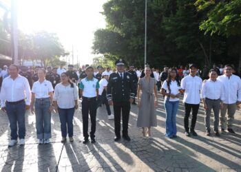 Ana Paty Peralta lidera el desfile en la zona fundacional de Cancun