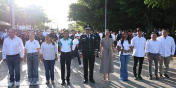 Ana Paty Peralta lidera el desfile en la zona fundacional de Cancun