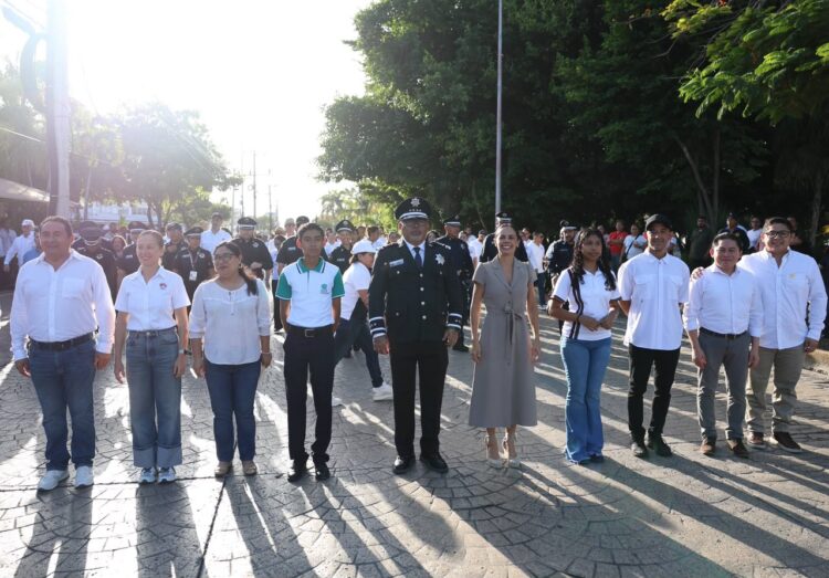 Ana Paty Peralta lidera el desfile en la zona fundacional de Cancun